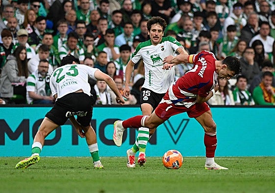 Lucas Boyé intenta dejar atrás a varios futbolistas del Racing.