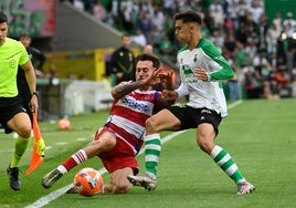 Ricard Sánchez pelea por un balón sobre la línea de banda.