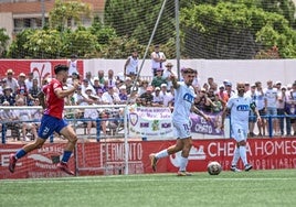 Una jugada del Real Jaén en el campo del Torre del Mar.