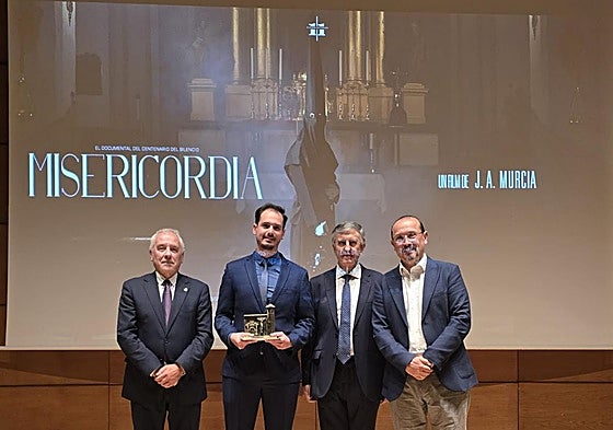 Autoridades y representantes de la cofradía posan en la presentación.
