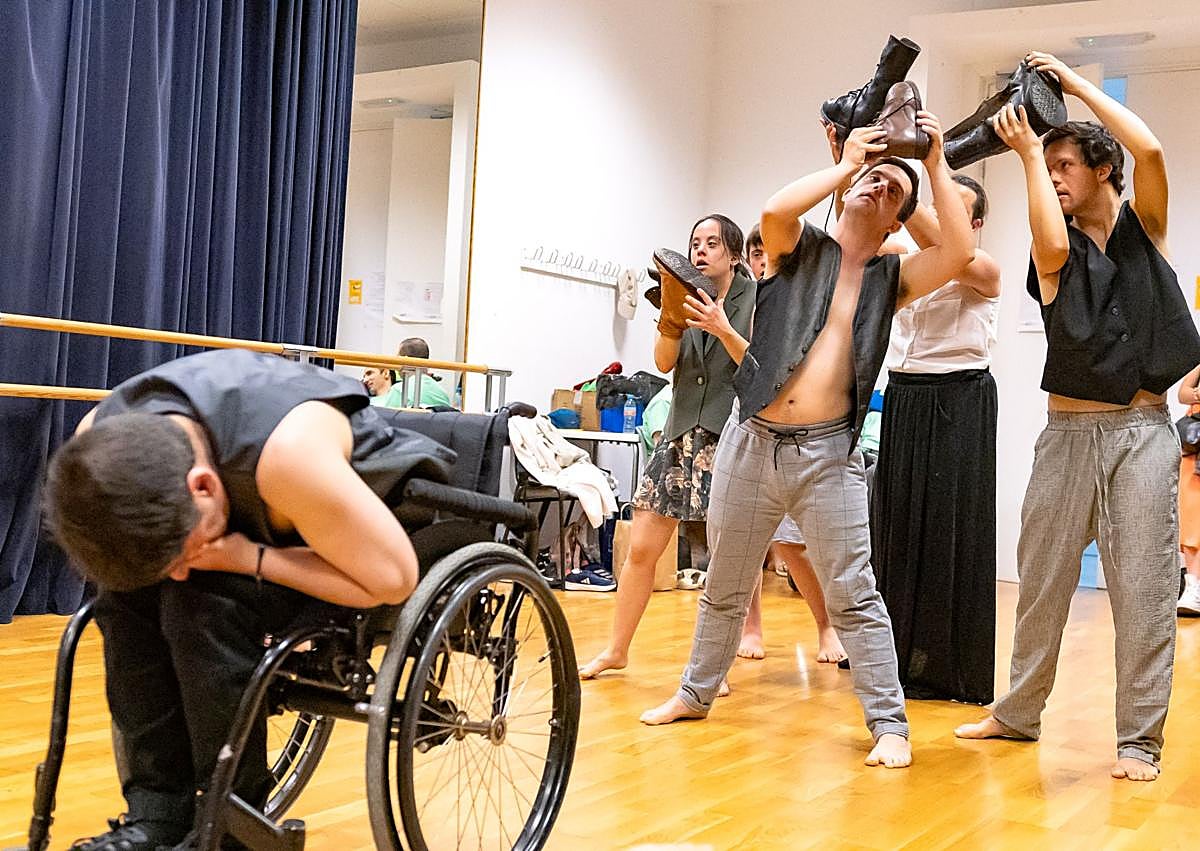 Imagen secundaria 1 - Una pequeña muestra de la pieza de teatro físico contemporáneo 'Caída libre'.