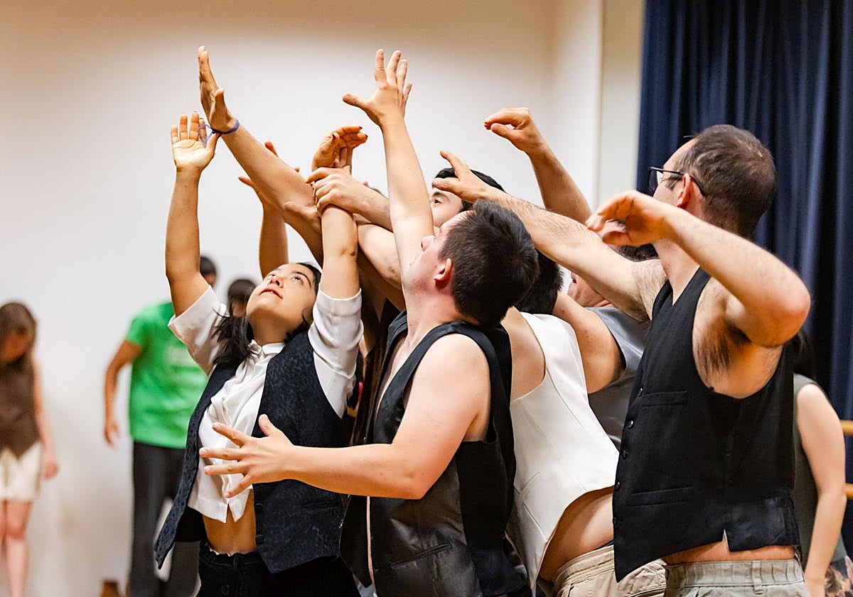 Imagen principal - Una pequeña muestra de la pieza de teatro físico contemporáneo 'Caída libre'.