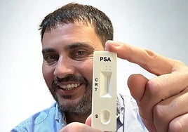 Michel Jorquera, fundador de Testeavida, enseña el test que se va a comercializar en farmacias.