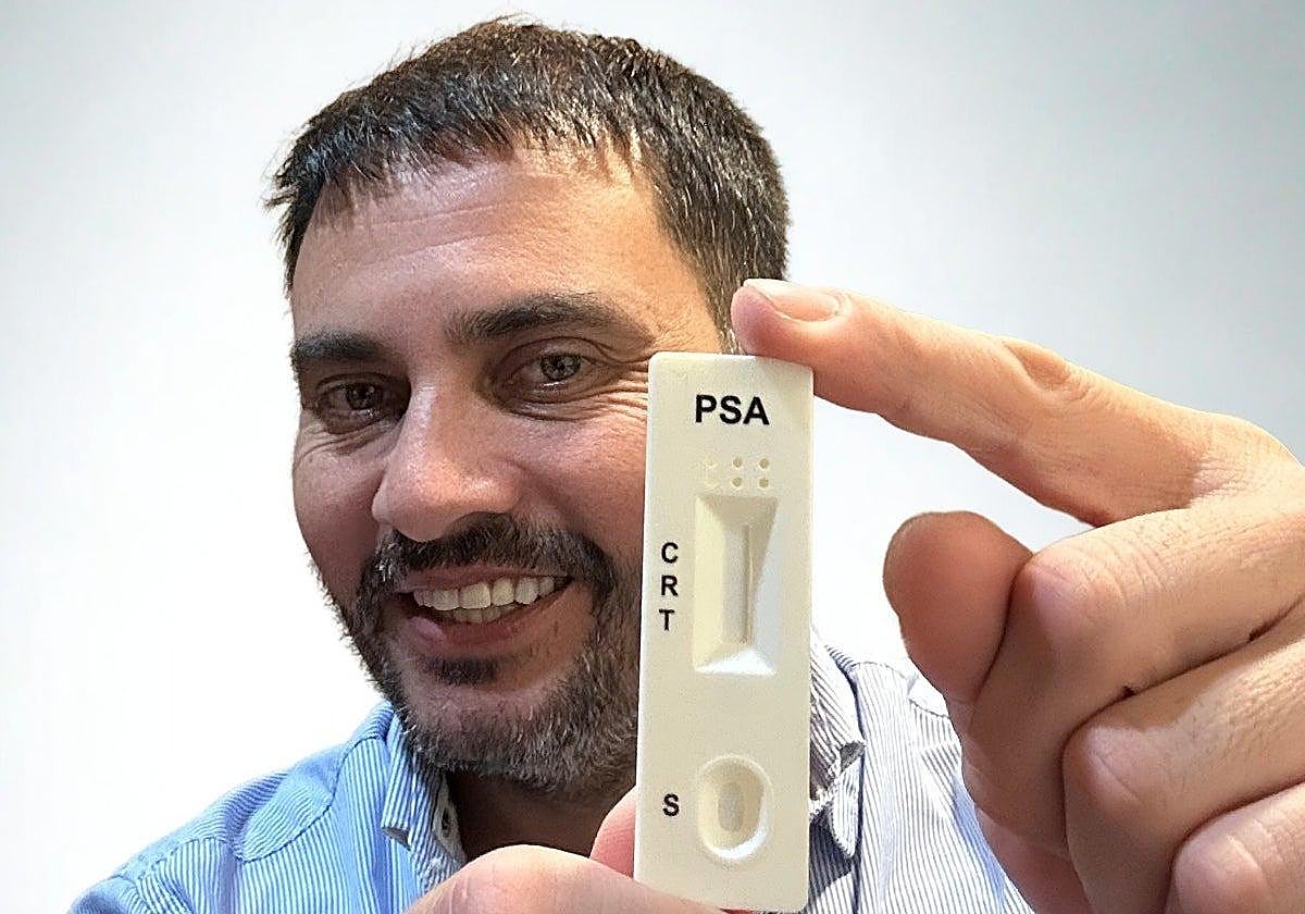 Michel Jorquera, fundador de Testeavida, enseña el test que se va a comercializar en farmacias.