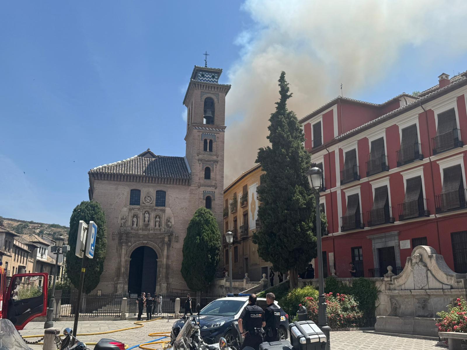 Las imágenes del incendio en el centro de Granada: arde un edificio junto a Santa Ana