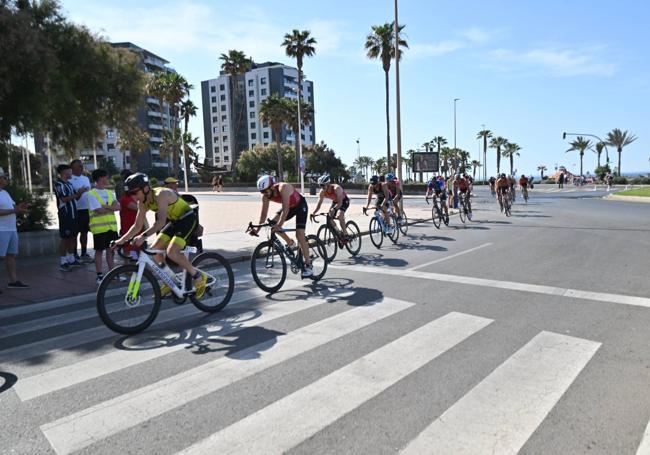 Diversos momentos de la carrera con la playa como testigo.