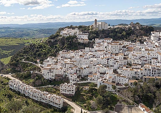 El pueblo de Andalucía de casas blancas que enomora a los visitantes y fue fundado por Julio César