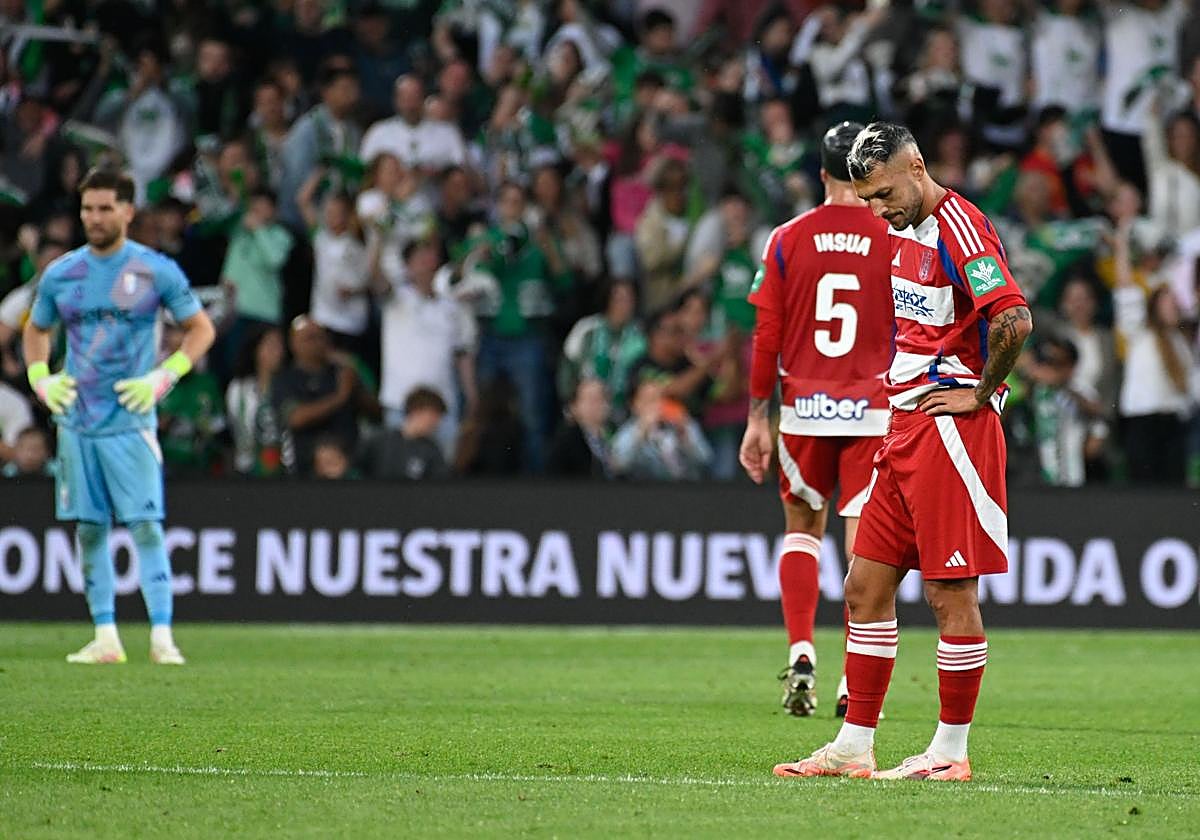 Stoichkov, entre otros futbolistas del Granada, cabizbajo en El Sardinero.