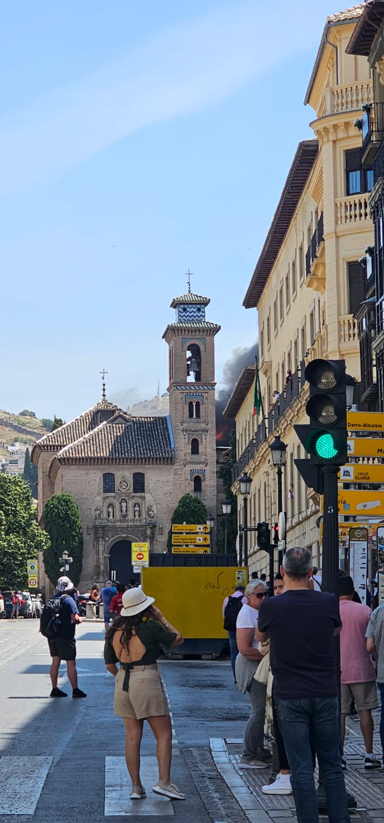 Las imágenes del incendio en el centro de Granada: arde un edificio junto a Santa Ana