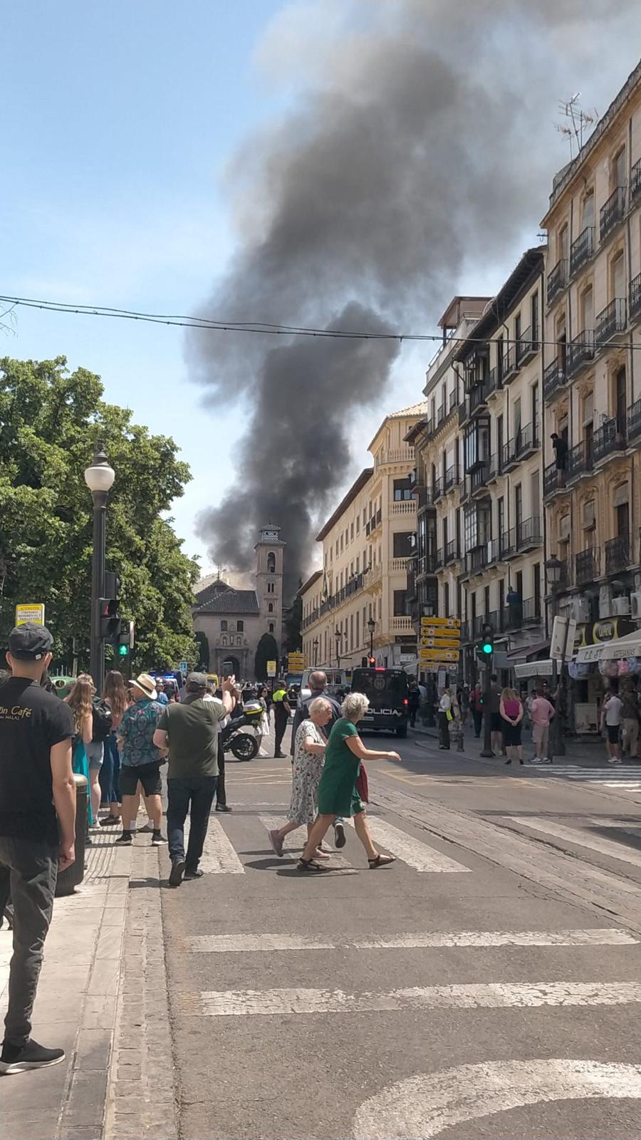 Las imágenes del incendio en el centro de Granada: arde un edificio junto a Santa Ana