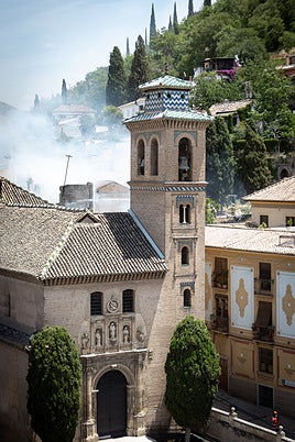 Exterior de la iglesia de Santa Ana, en las primeras horas del incendio.