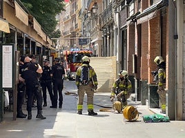 Bomberos de Granada actúan en el incendio del restaurante de Bib-Rambla