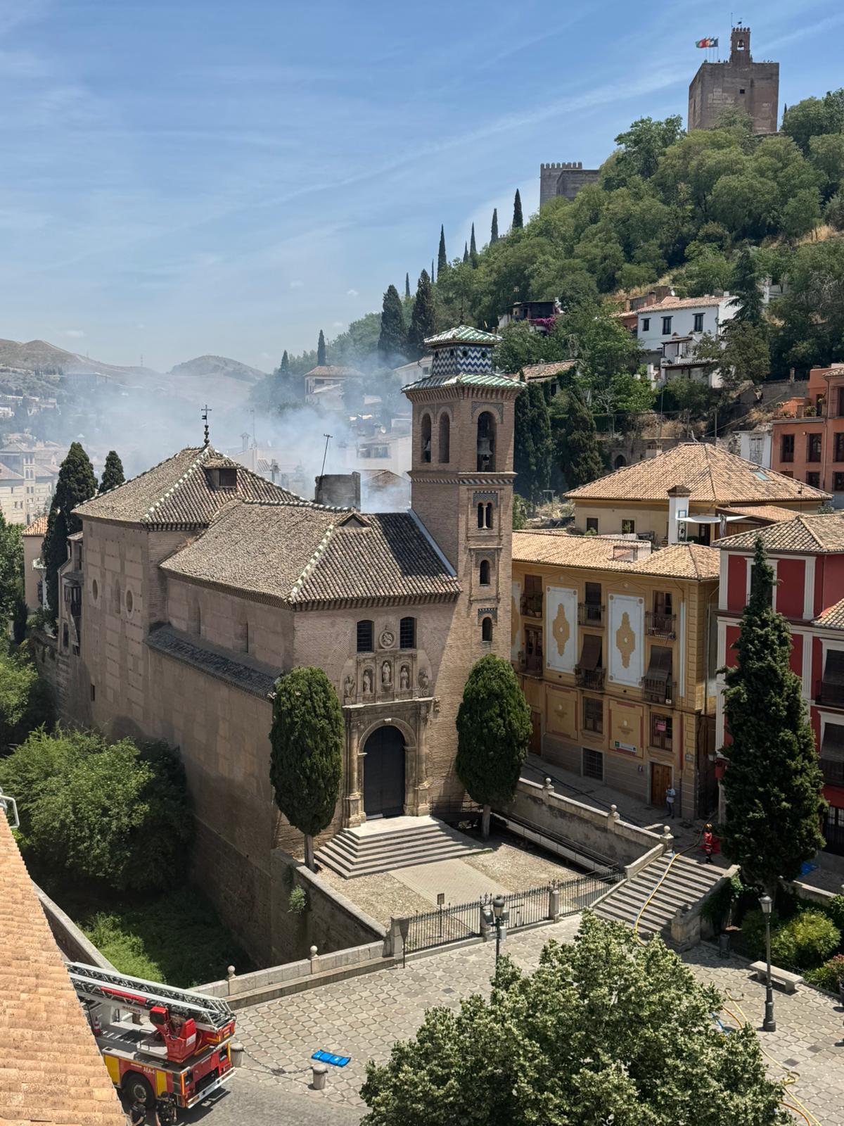 Las imágenes del incendio en el centro de Granada: arde un edificio junto a Santa Ana