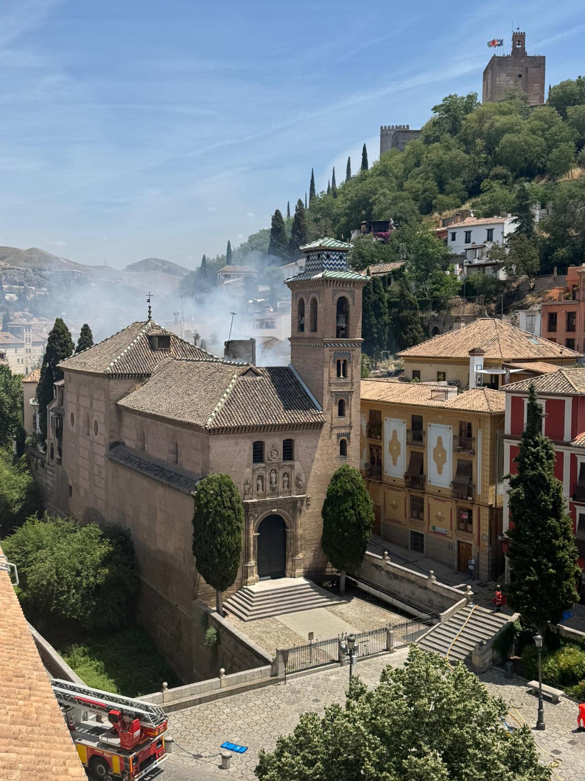 Las imágenes del incendio en el centro de Granada: arde un edificio junto a Santa Ana