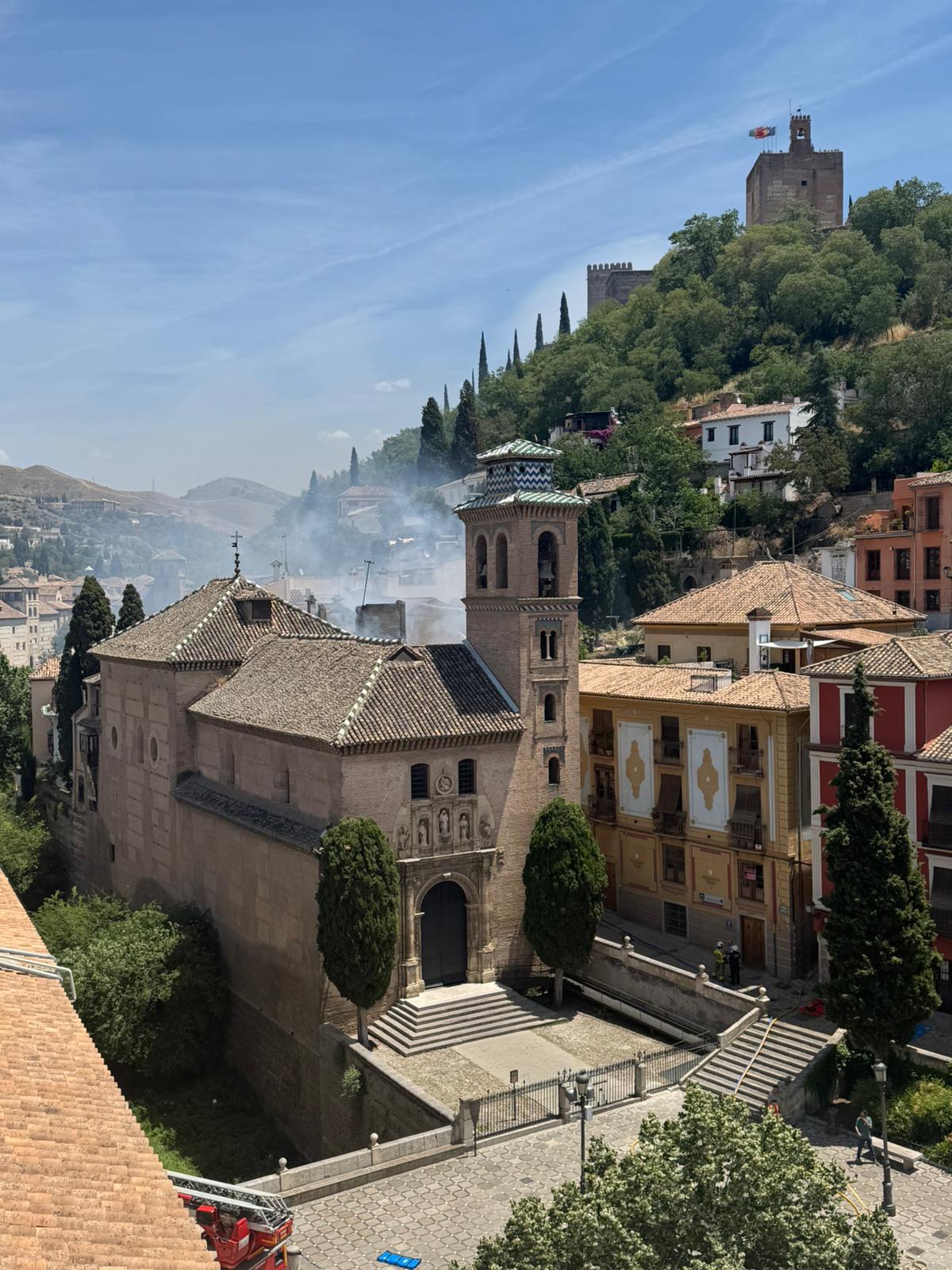 Las imágenes del incendio en el centro de Granada: arde un edificio junto a Santa Ana