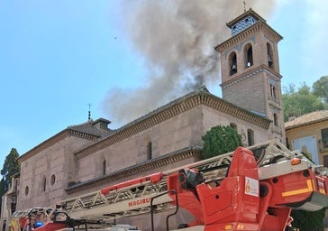 Las imágenes del incendio en el centro de Granada: arde un edificio junto a Santa Ana