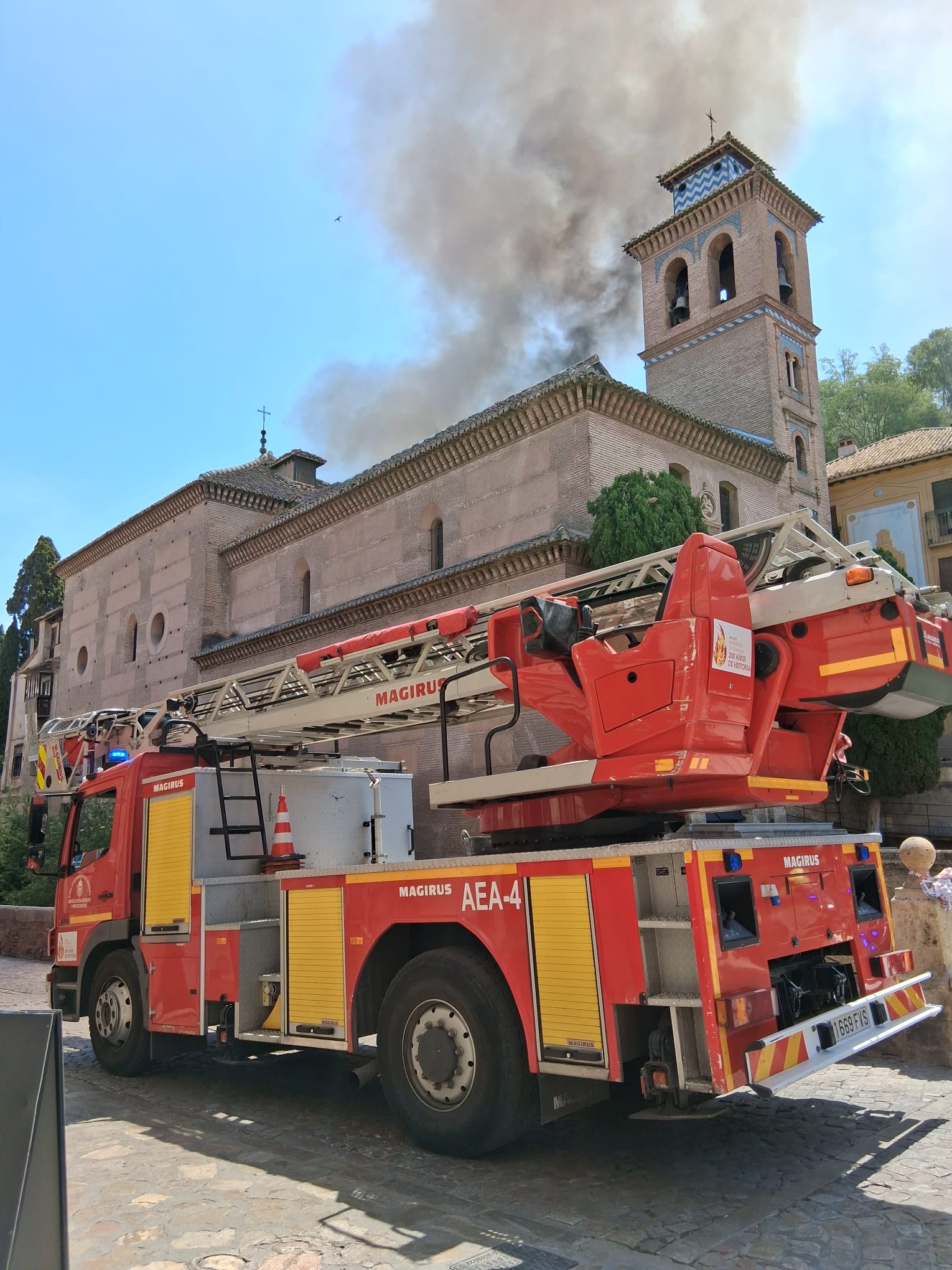 Las imágenes del incendio en el centro de Granada: arde un edificio junto a Santa Ana