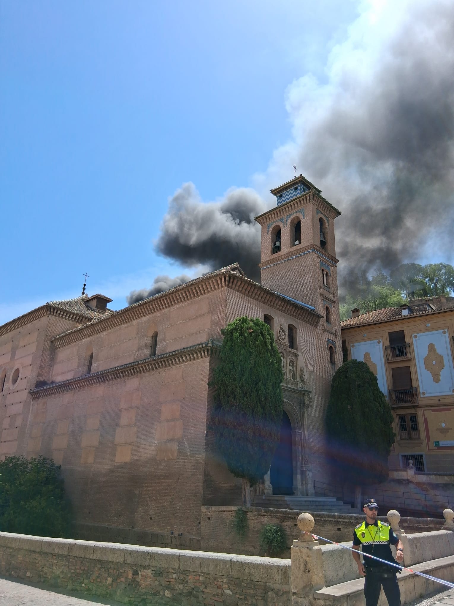 Las imágenes del incendio en el centro de Granada: arde un edificio junto a Santa Ana