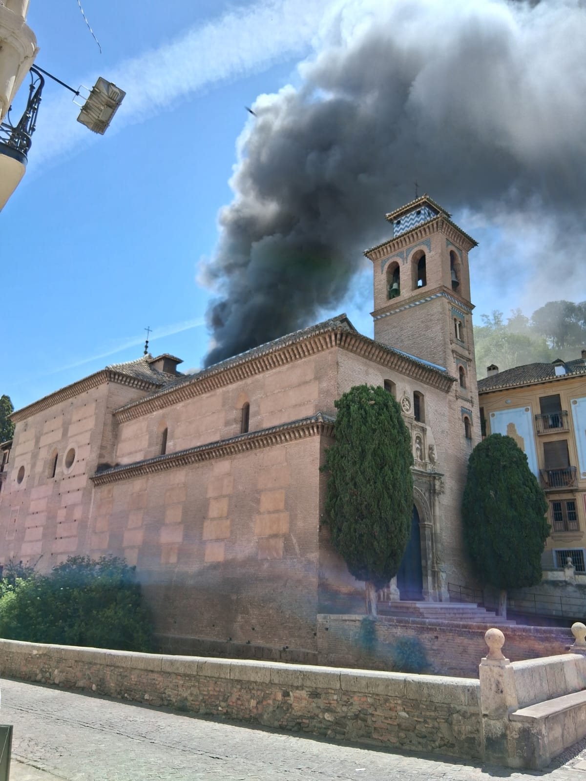 Las imágenes del incendio en el centro de Granada: arde un edificio junto a Santa Ana