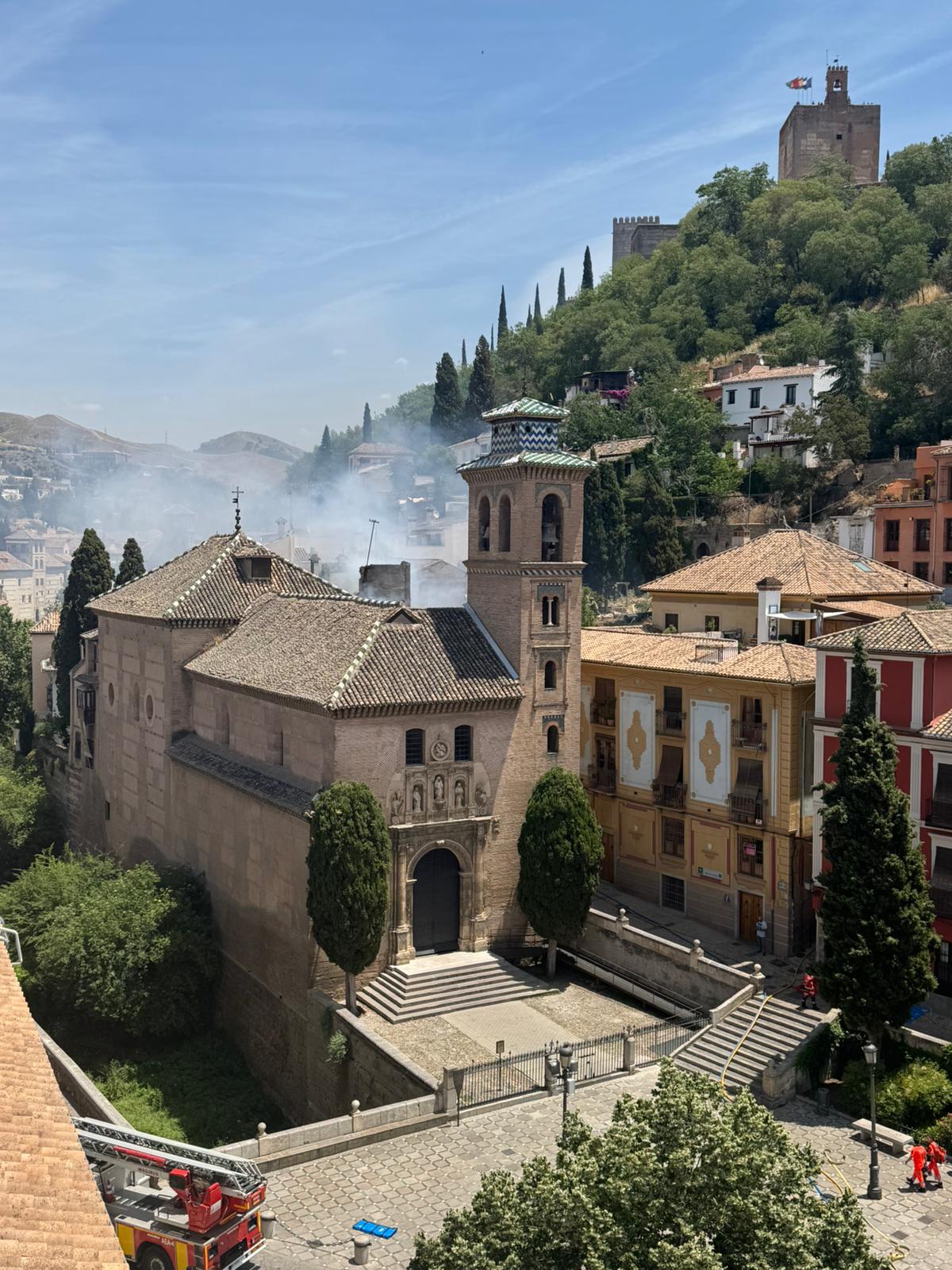 Las imágenes del incendio en el centro de Granada: arde un edificio junto a Santa Ana
