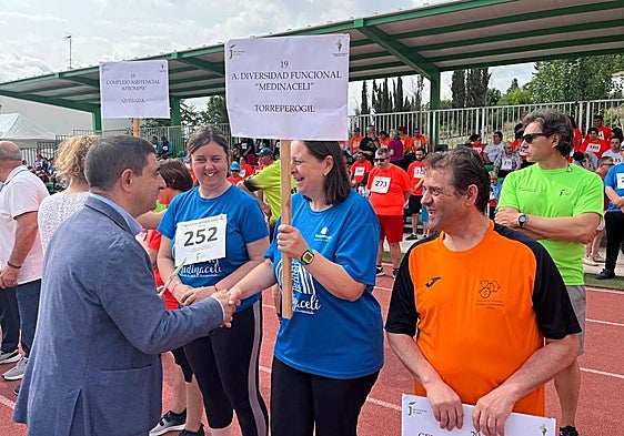 Paco Reyes saluda a participantes en los Juegos Deportivos celebrados en la Salobreja.