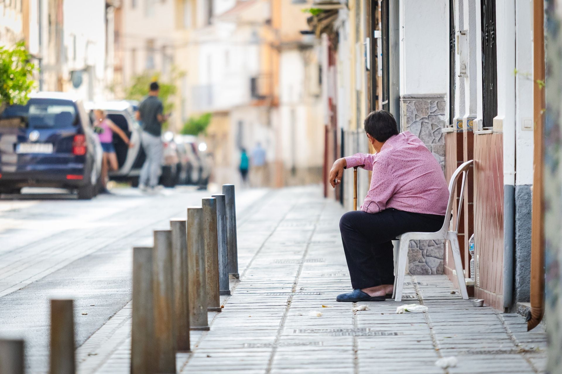 Imagen secundaria 2 - José y Juan, dos vecinos de la calle Tejedores de Santa Fe, con sus sillas en la calle Tejedor. Antonio en la calle Cruces también apuesta por mantener la tradición.