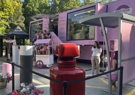 Un autobús 'beauty' con maquillaje y cambios de looks en el Paseo del Salón .