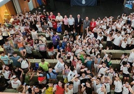Alumnos que han participado en la entrega de carné personalizado de la Policía Nacional