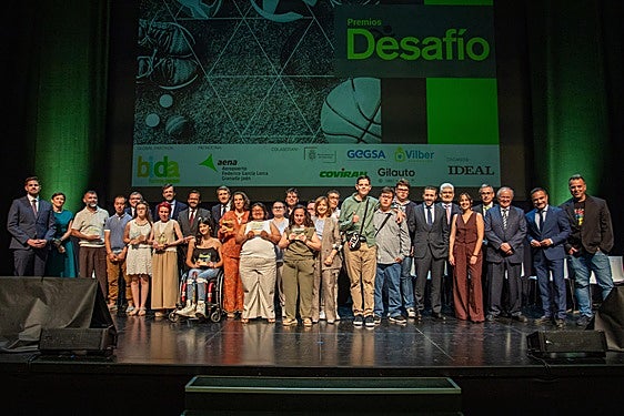 Foto de familia de los premiados.