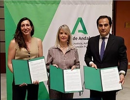 Loles López, José Antonio Nieto y Ana Tárrago firman un protocolo para la realización de cursos periódicos dirigido a las y los fiscales para reforzar la coordinación y la asistencia a las víctimas.