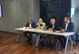 Representantes de las instituciones organizadoras, junto al cartel del ciclo.