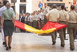 José Manuel de la Esperanza, jefe del Madoc, contempla el acto del Día de las Fuerzas Armadas.