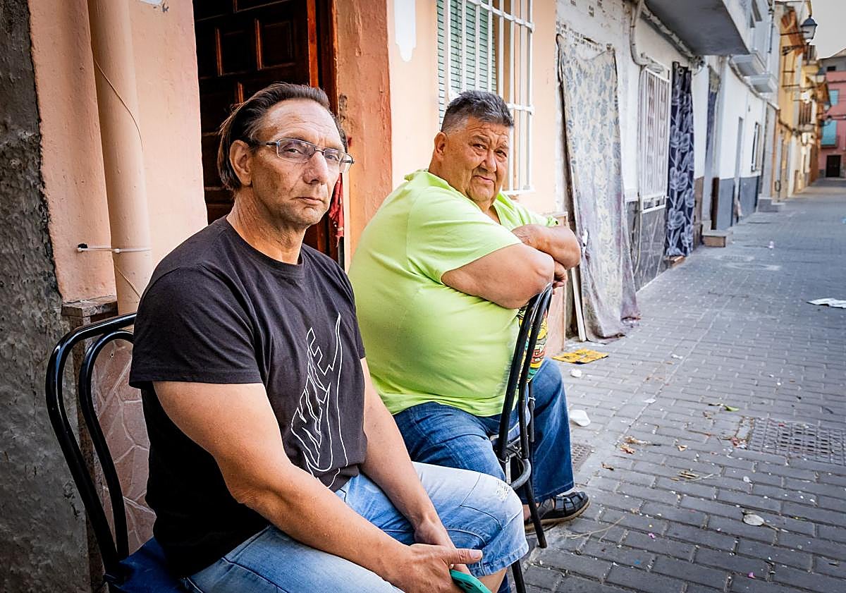 Imagen principal - José y Juan, dos vecinos de la calle Tejedores de Santa Fe, con sus sillas en la calle Tejedor. Antonio en la calle Cruces también apuesta por mantener la tradición.