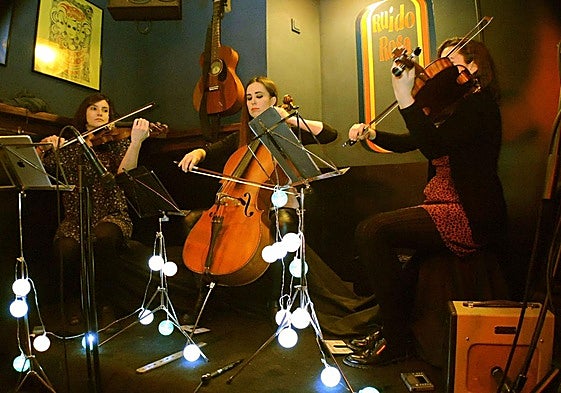 Actuación de Cosmotrío en el Ruido Rosa.