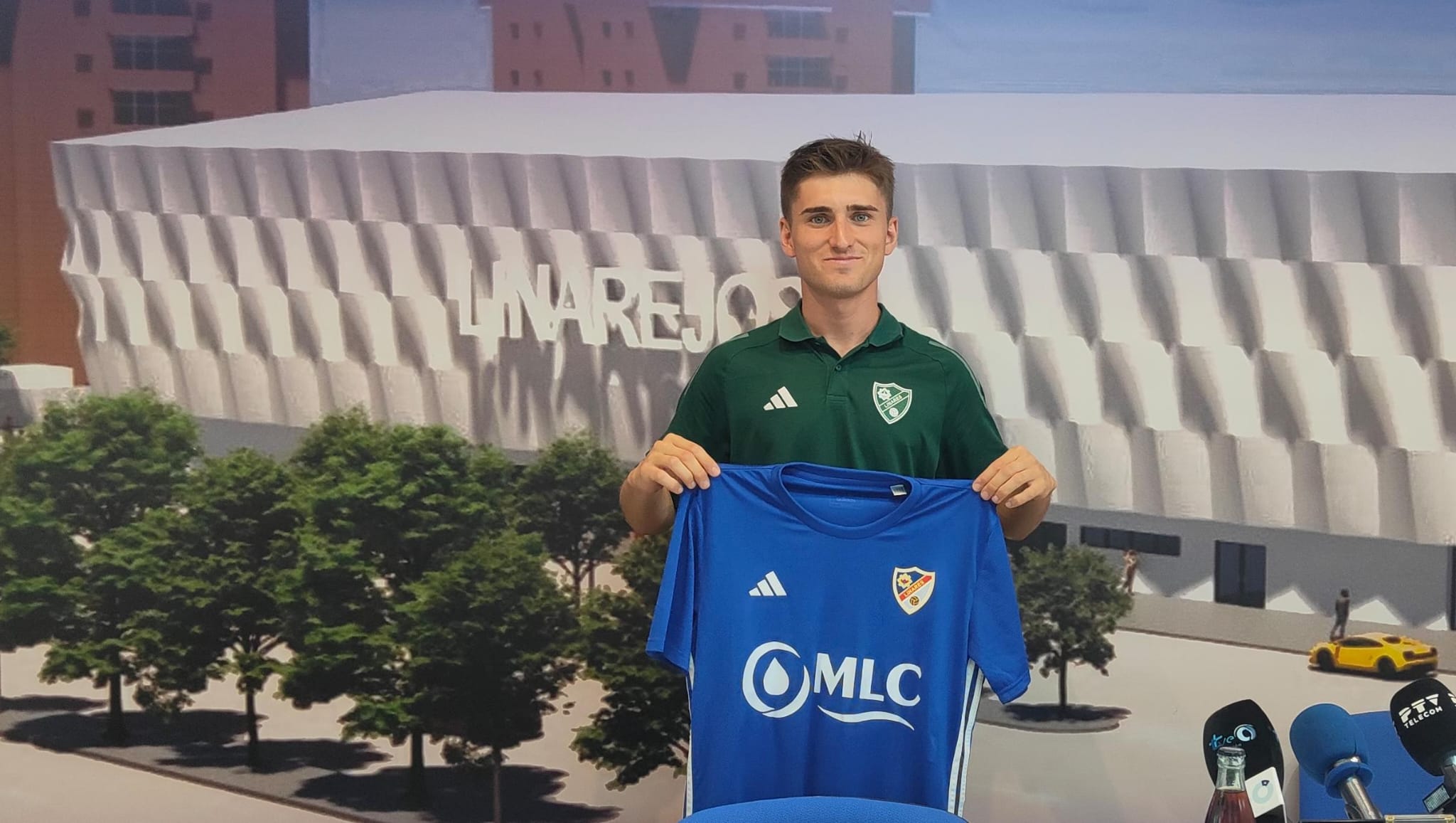 Isra Cano con la camiseta azulilla.