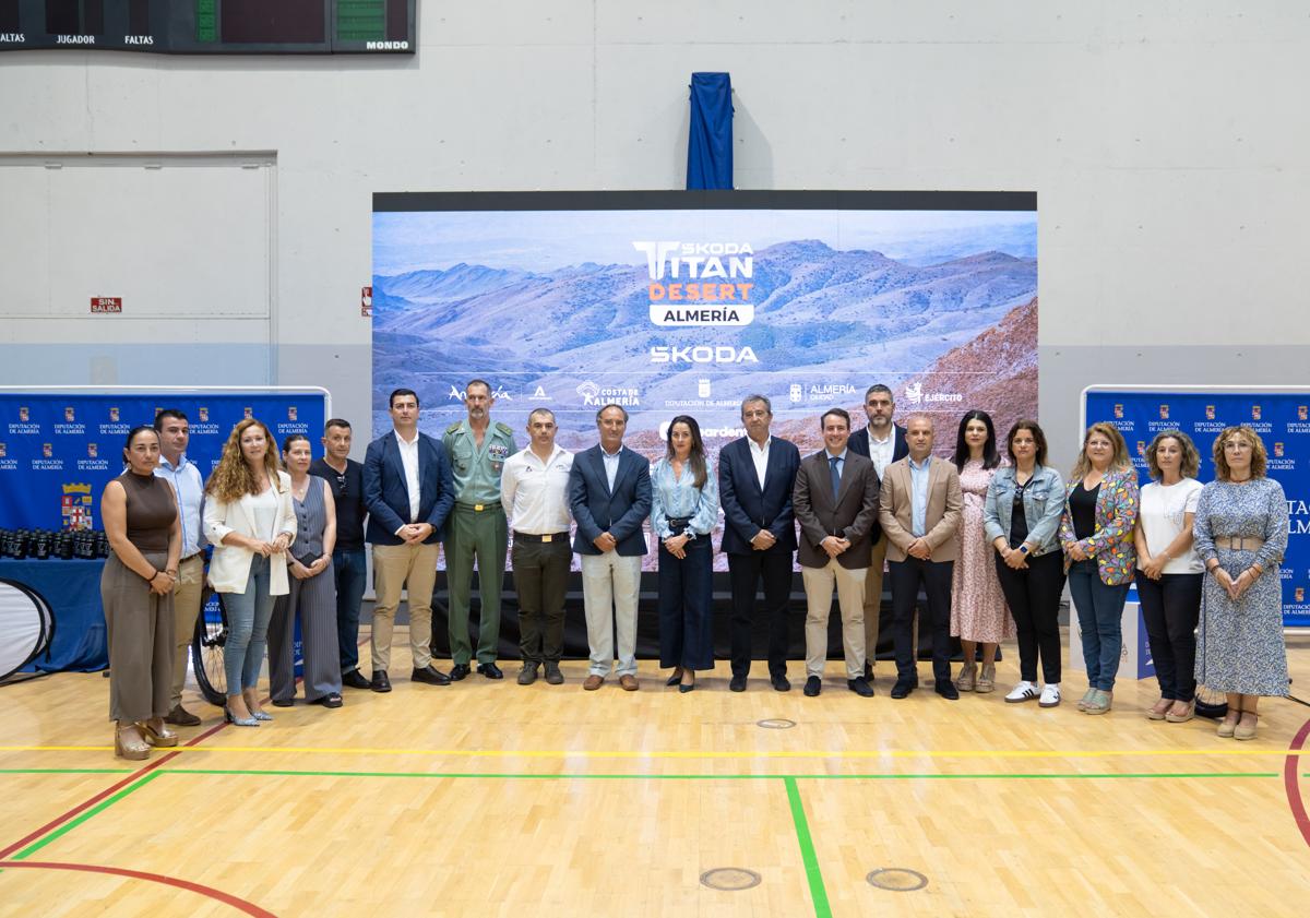 Imagen principal - Mario Cipollini y Luis León convierten la Skoda Titan Desert de Almería en una prueba para estrellas