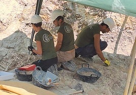 Operarios trabajan en la fosa 584.