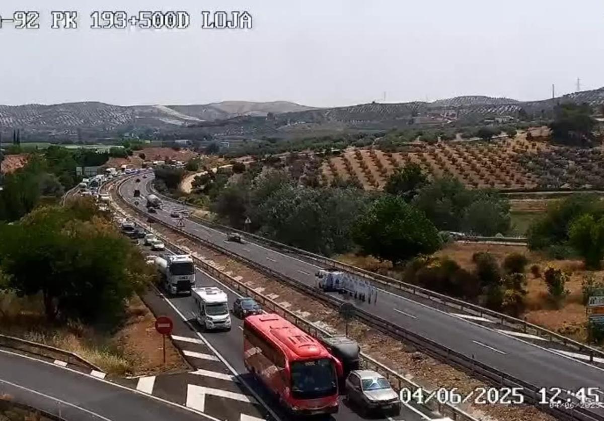 Una fallecida y un herido muy grave tras una colisión entre una moto y un camión en la A-92 en Loja