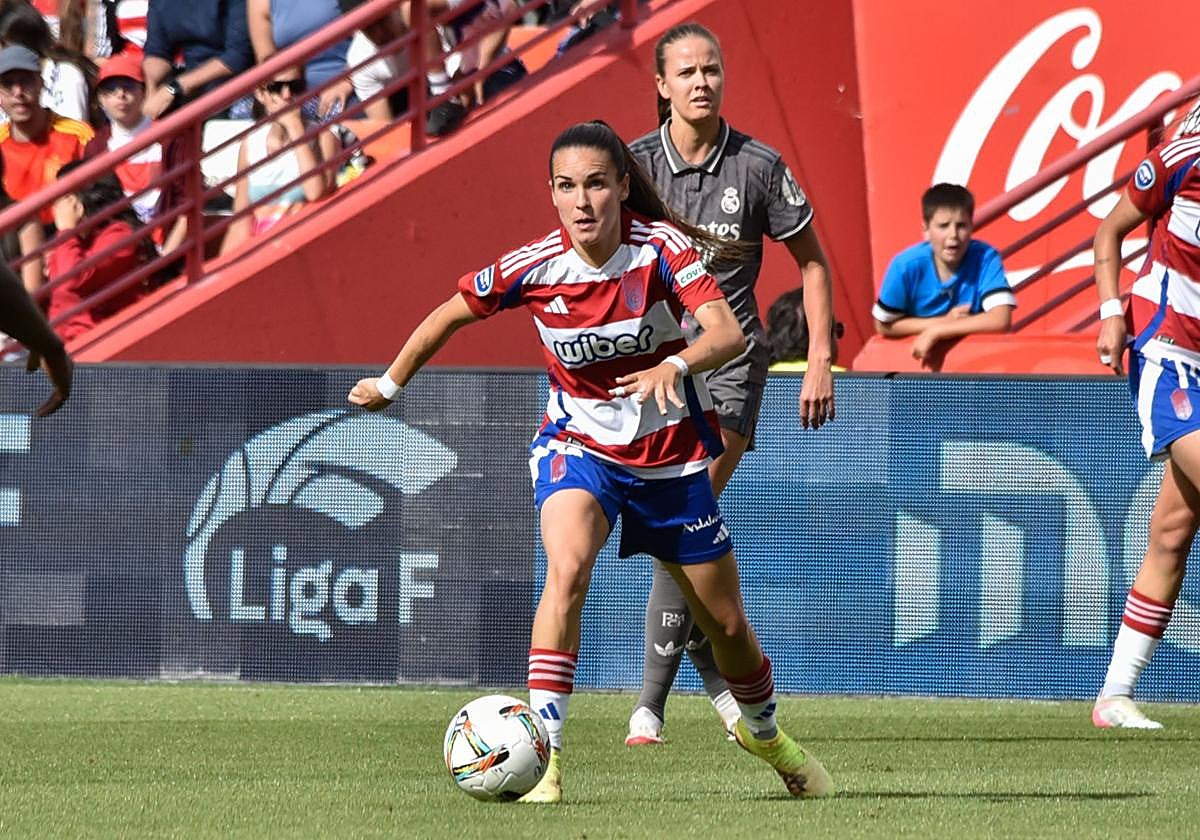 Ari Mingueza conduce el balón con el Granada en Los Cármenes.