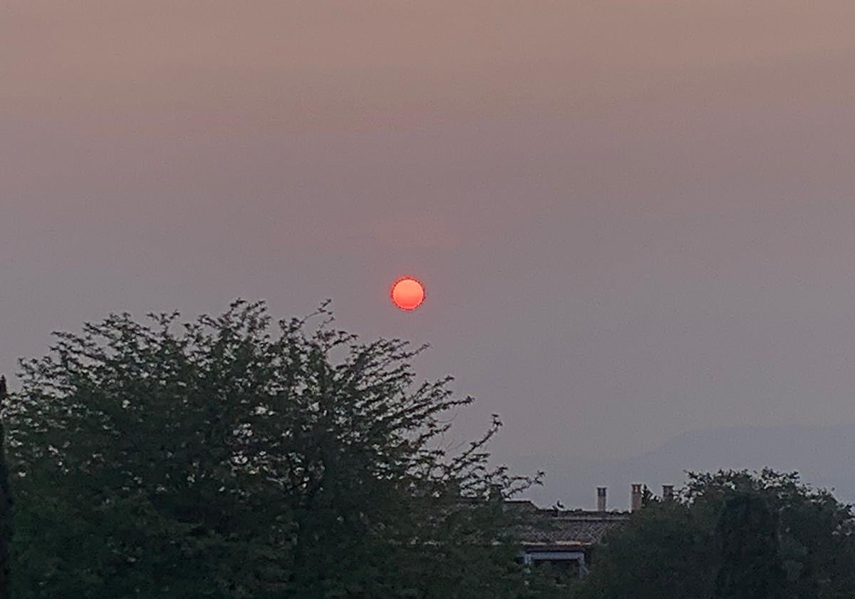 El atardecer en Granada este martes con el efecto del huno de los incendios de Canadá