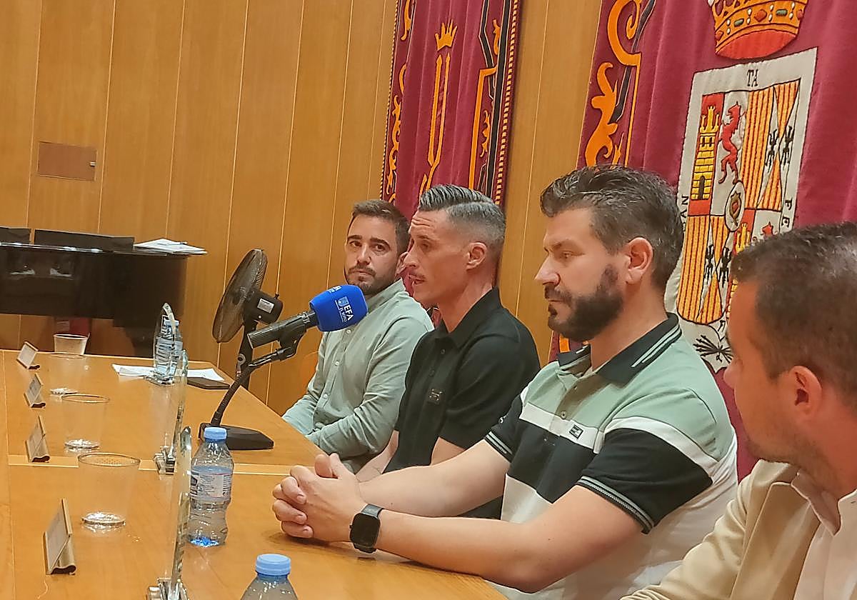 José Callejón, frente al micrófono y junto a Fernando Estévez y José Fernández.