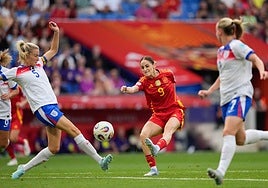 La granadina Esther González chuta a puerta contra Inglaterra.