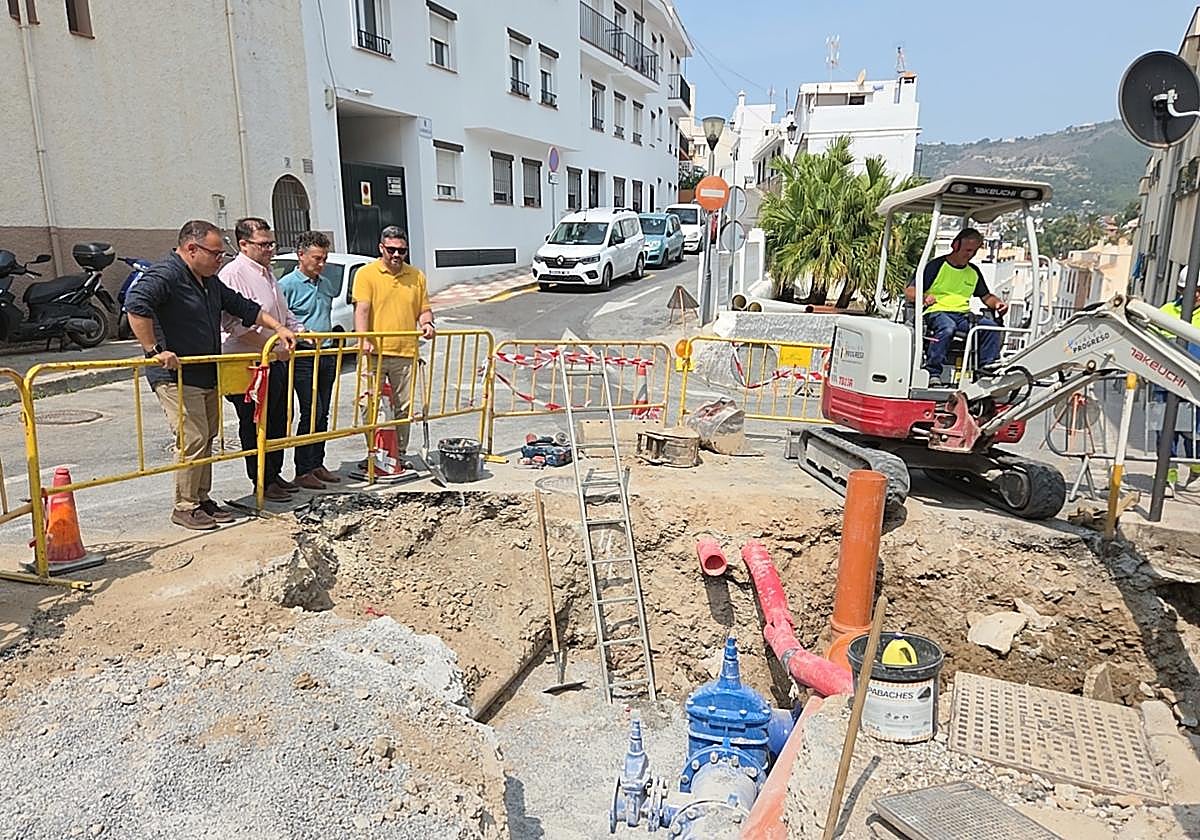 Sustituyen la tubería principal de abastecimiento de agua de La Herradura en la calle Real
