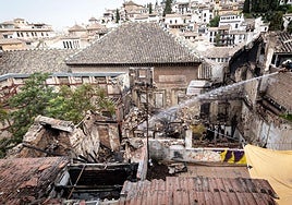 Bomberos refrescando la zona este martes.