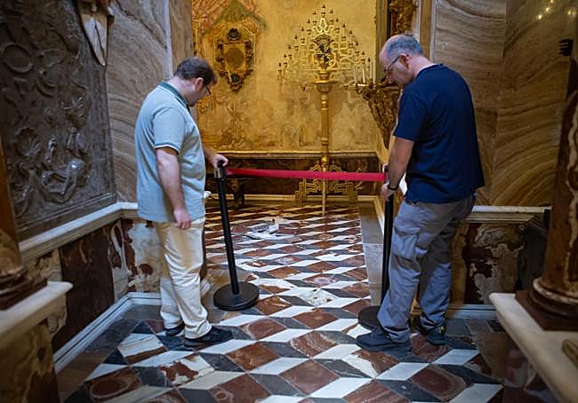 Colocación de una cinta para evitar el paso al Antecamarín de la Inmaculada.