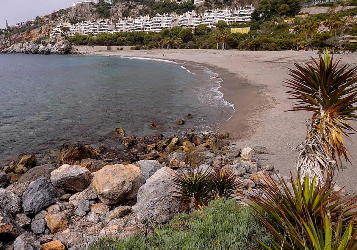 La cala tiene 250 metros de longitud y unos arrecifes repletos de corales.