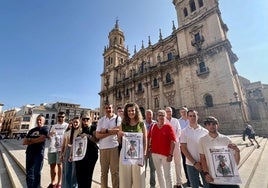 La concejala de Deportes Beatriz Lopez junto a representantes de clubs deportivos.