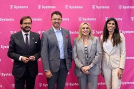 El delegado del Gobierno Andaluz en Granada, Antonio Granados; Osmar Polo, CEO de T-Systems Iberia; Marifrán Carazo, alcaldesa de Granada; Cristina Caamiña, directora general de los Centros de Valor de T-Systems en España.