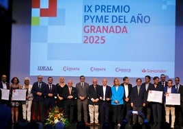 Los galardonados con los premios Pyme del año junto a los organizadores, en el escenario del centro de desarrollo turístico de Motril.