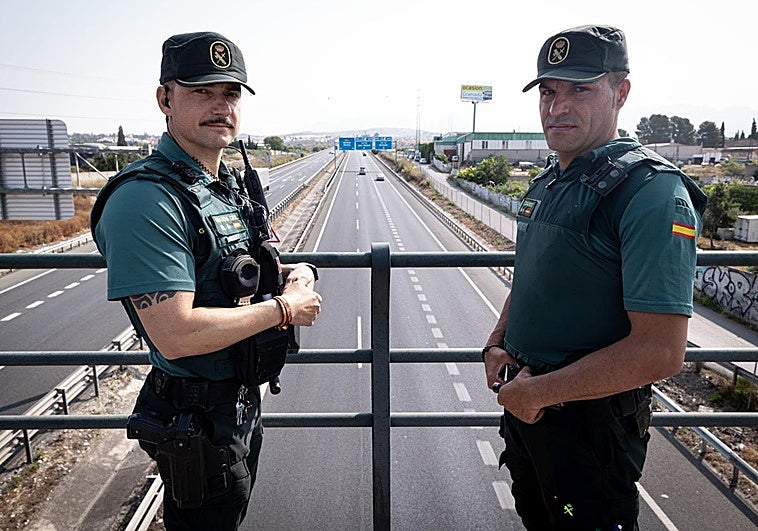 Ismael y Antonio posan en un puente en la A-92, encima del lugar donde ocurrió todo.